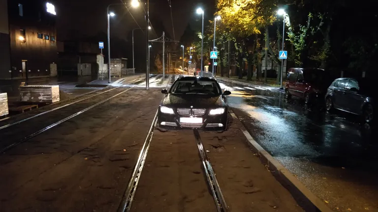 Pühapäeva hommikul Kopli poole sõitnud esimese trammi juhile avanes niisugune vaatepilt. Selles kohas ei saa juttu olla autojuhi eksimusest.