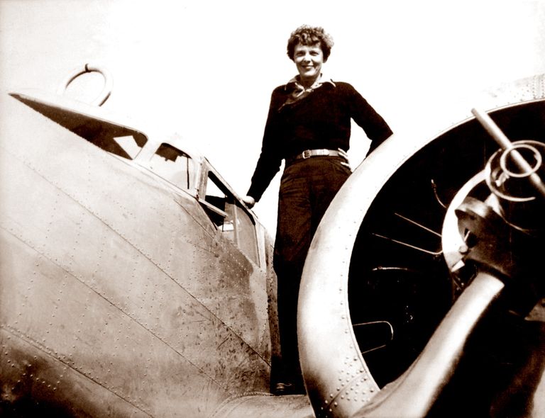 Amelia Earhart seismas oma lennuki tiival 20. mail 1937