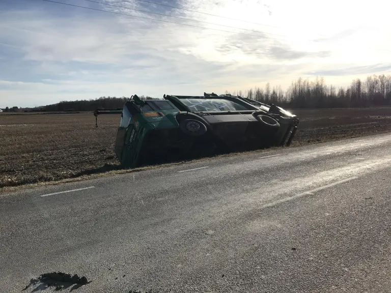 Pärnus Paikuse osavallas Paikre prügila lähistel sõitis prügiveok kraavi ja vajus kummuli.