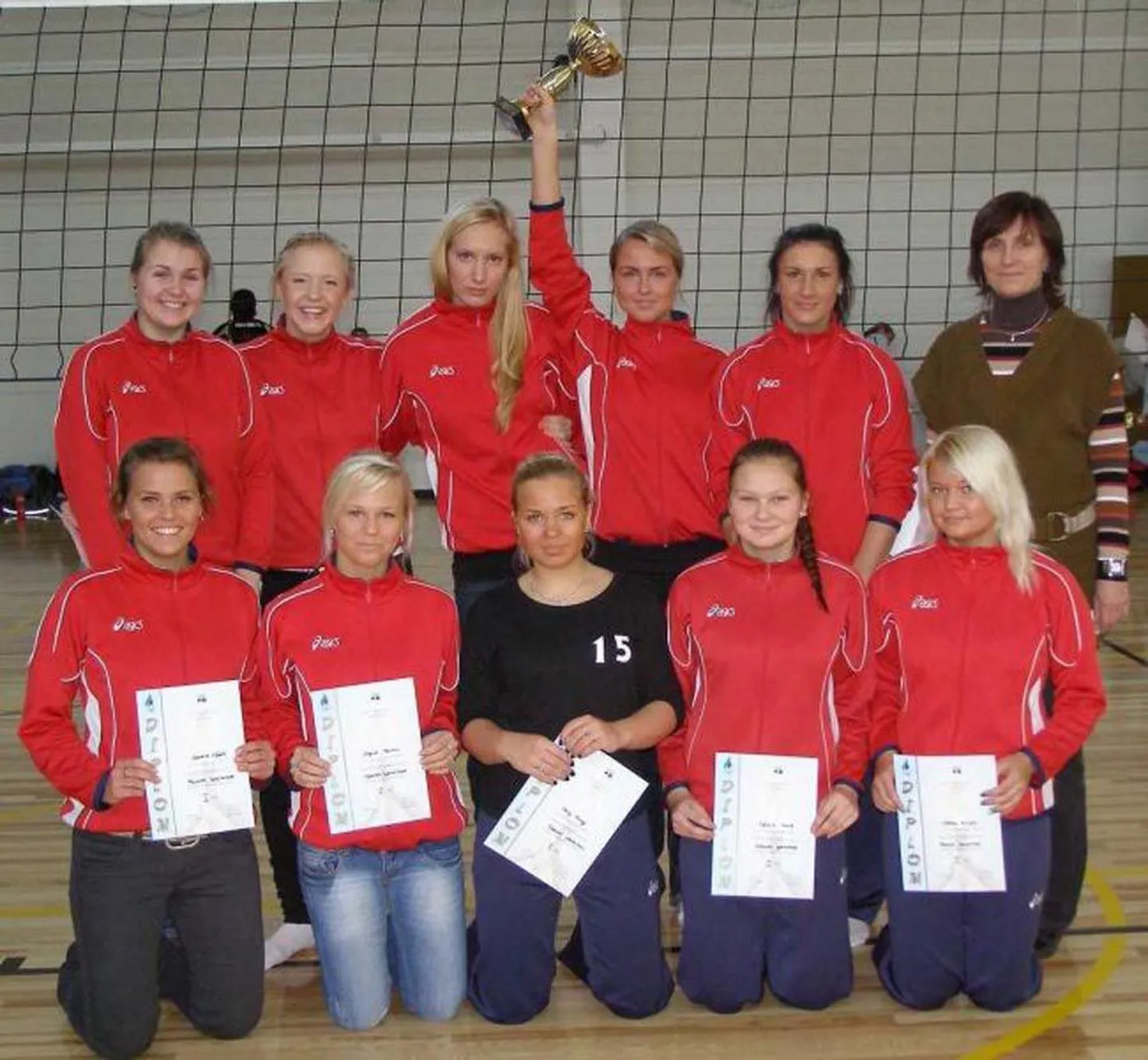 Viljandi spordikooli U-20 võrkpallinaiskond alistas möödunud nädalavahetusel Tallinnas peetud Eesti karikavõistluste finaalturniiril kõik vastased tulemusega 3:0.
