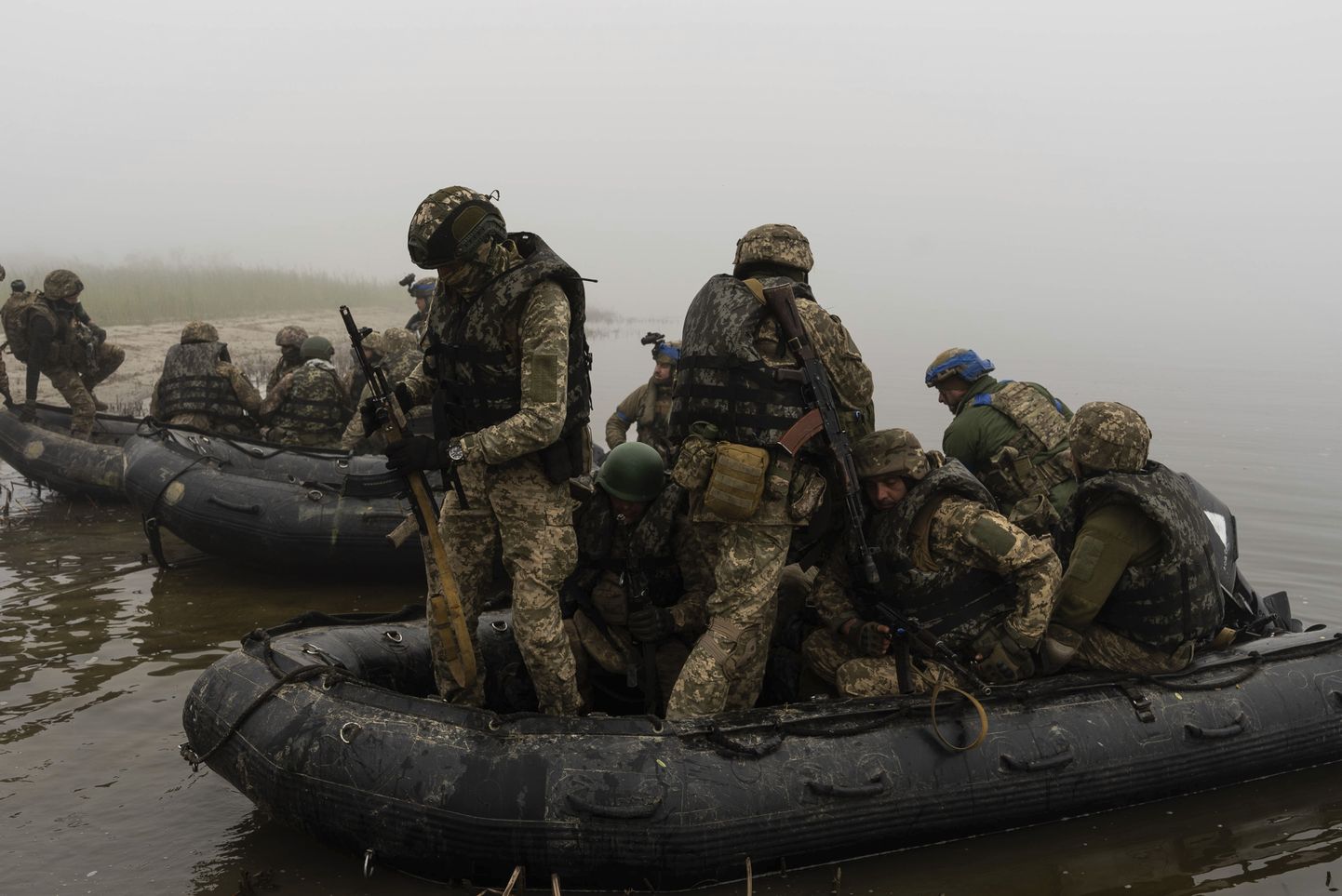 Ukraina sõdurid paatidel Dnepri jõel Hersoni lähistel 14. oktoobril 2023. aastal.