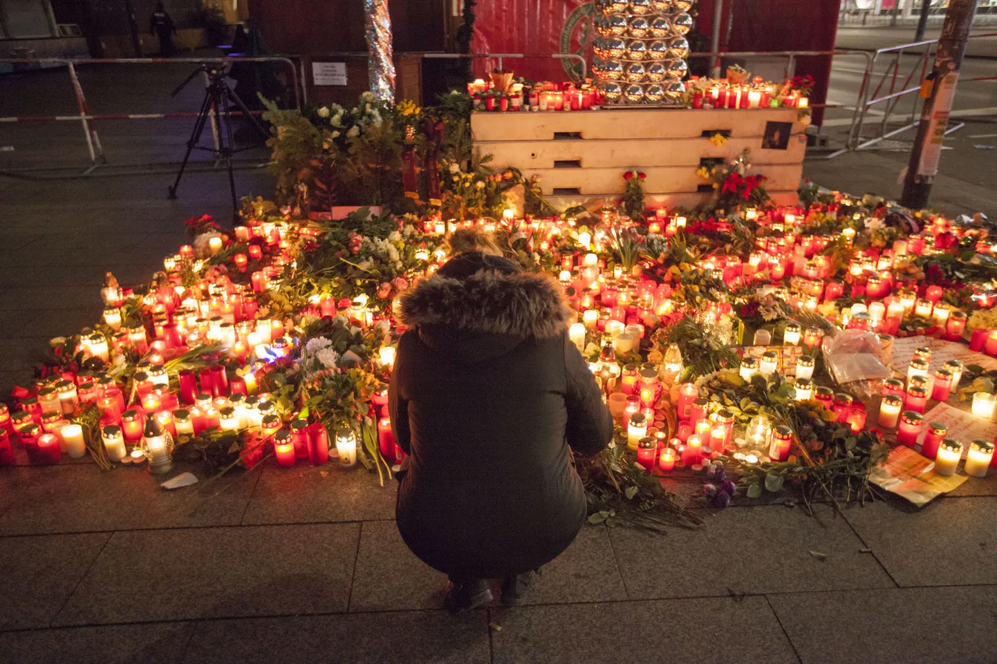 Цветы и свечи на рождественской ярмарке в Берлине после теракта.