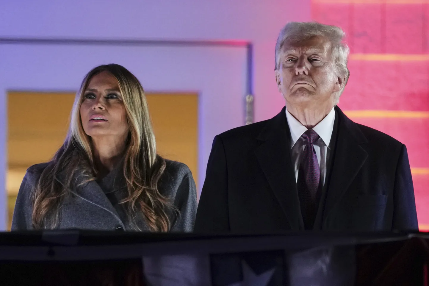 USA järgmine president Donald Trump vaatamas koos abikaasa Melaniaga ilutulestikku 18. jaanuaril Trumpi golfiklubis Sterlingis.
