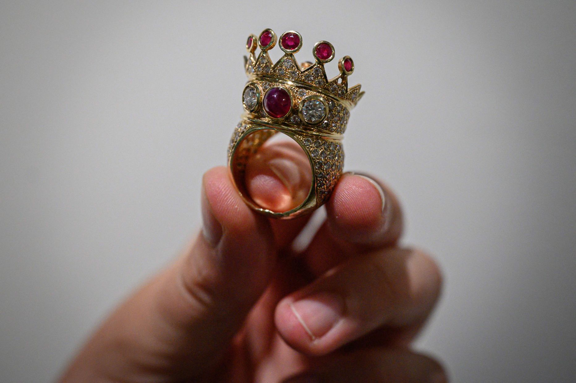 Kuldsõrmus rubiinide ja teemantidega, mille disainis 1996. aastal maha lastud USA räppar Tupac Shakur ja mis müüdi nüüd oksjonil rohkem kui miljoni dollari eest