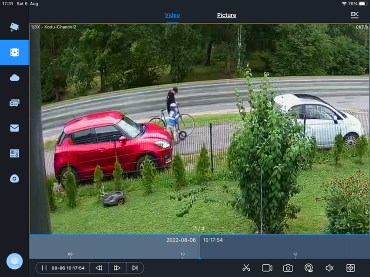 Скриншот с записи камеры видеонаблюдения. Узнаете участников ДТП?