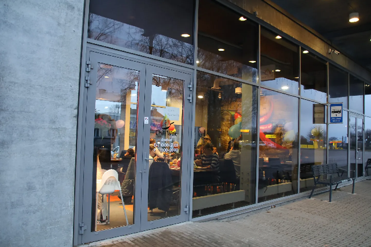 Otepää linnas endise külastuskeskuse ruumides bussijaama juures aadressil Tartu maantee 1 on juba nädalapäevad avatud uus toidukoht Chilli Wok.