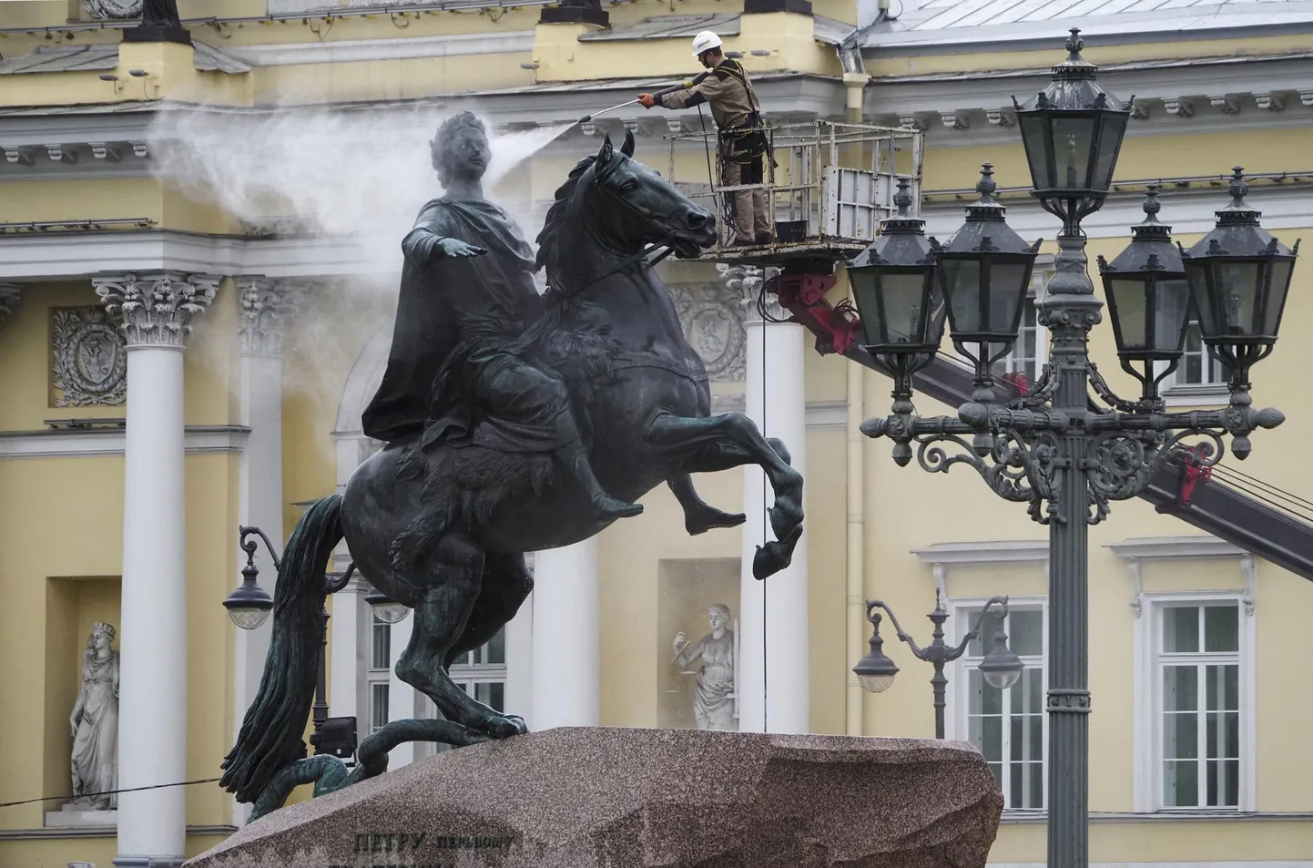Peeter I ratsamonument läbimas hügieeniprotseduuri tänavu kevadel.