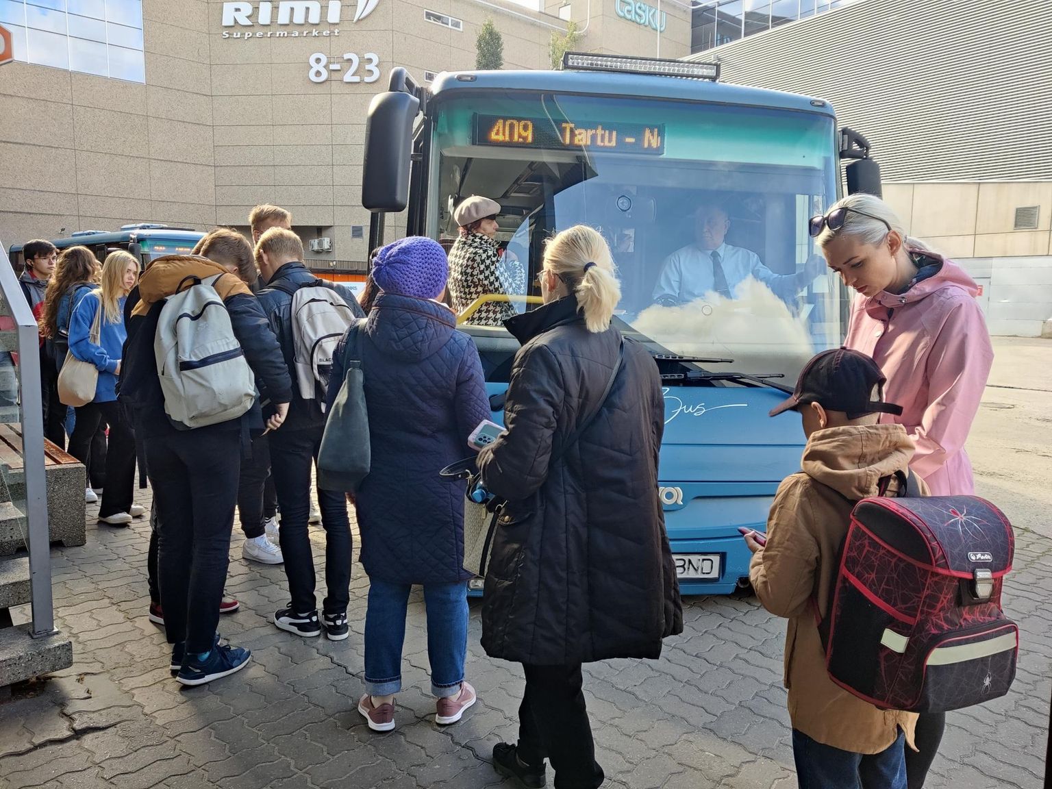 Eile kell 15.50 Tartust väljunud Elva bussile ostis tasuta pileti õpetaja Anu Täkker, kes sõidab iga päev bussiga ning on samuti mures ületäitumuse pärast.
