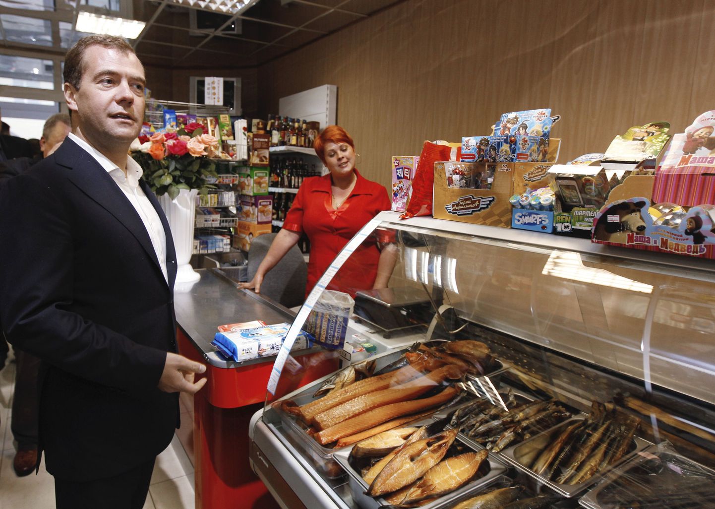Venemaa peaminister Dmitri Medvedev enne visiiti Kunaširi saarele Južno-Sahhalinskis asuvas toidupoes.