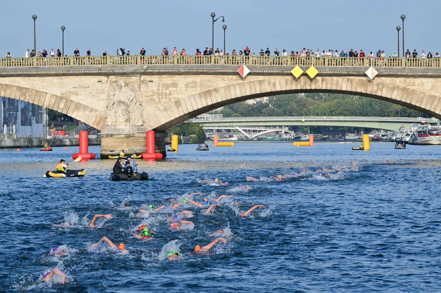 2023. aastal tuvastati Seine'i jõel peetud triatloni testvõistlustel, et ujumisdistantsideks pole vesi siiski piisavalt kõlblik.