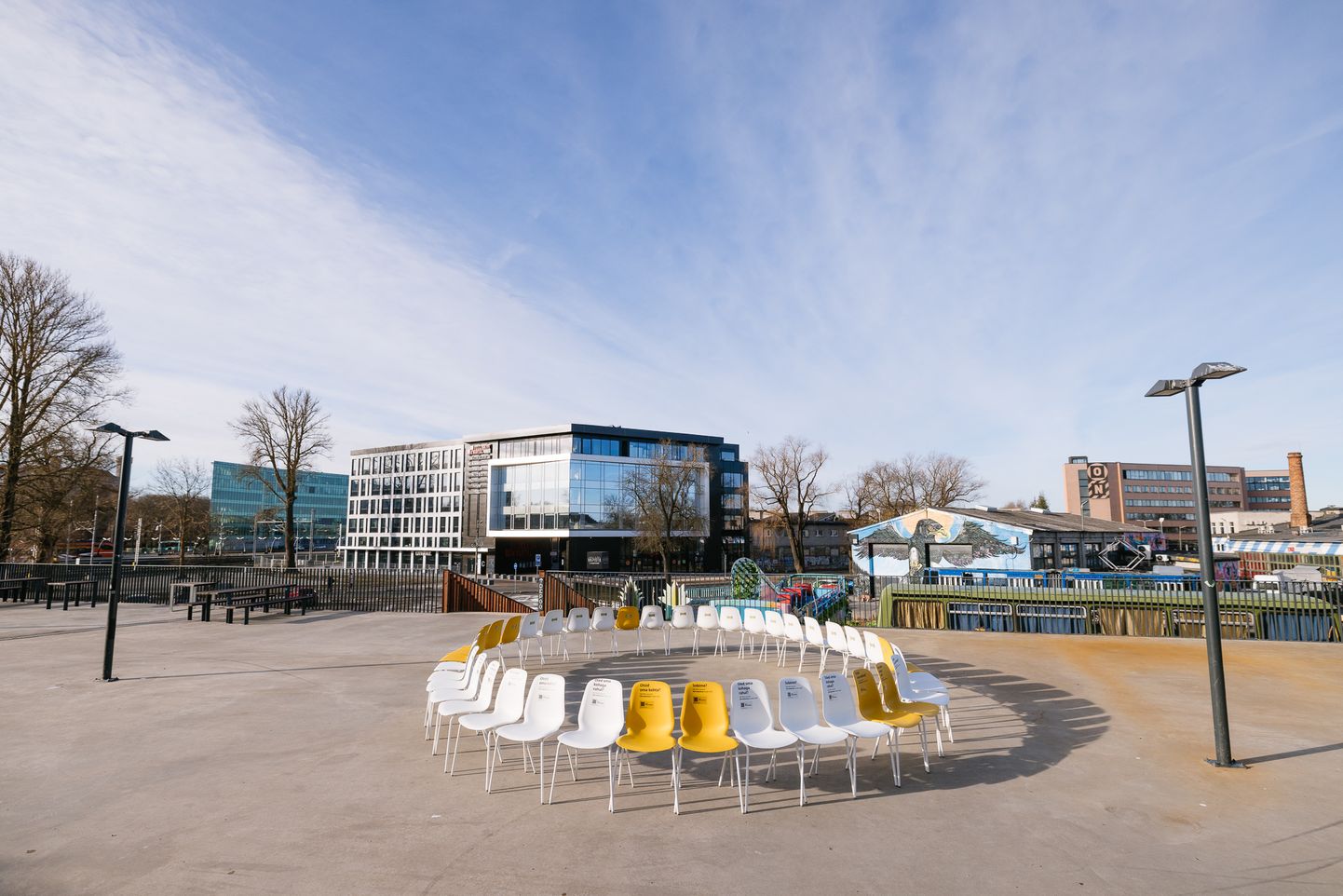 KEA будет путешествовать по Таллинну с инсталляцией – более 200 стульев будут активно рекламировать возможность работы в IKEA.