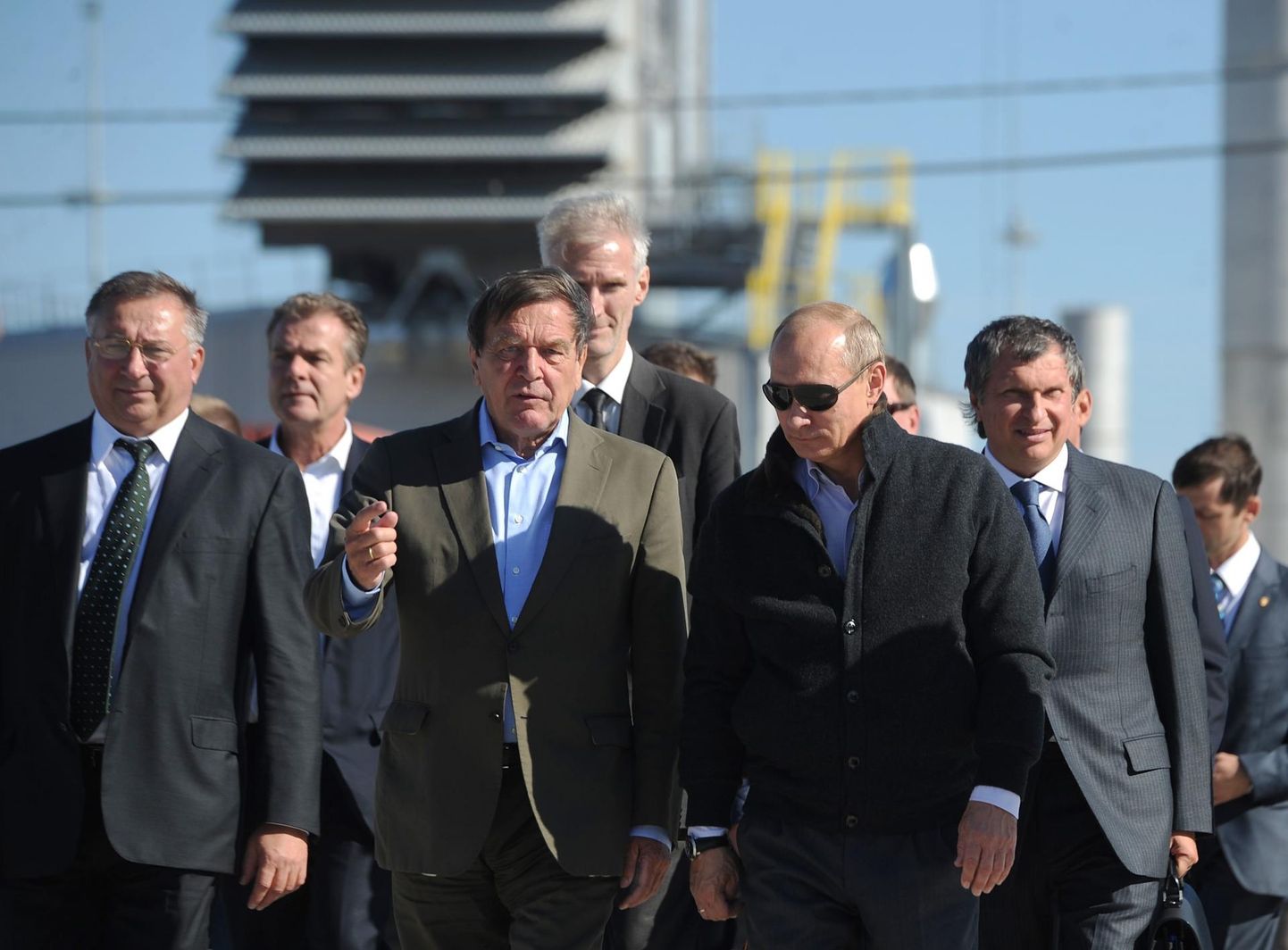 Endine Saksamaa liidukantsler Gerhard Schröder (keskel) ja tol hetkel Venemaa peaministri ametis olnud Vladimir Putin 2011. aastal gaasijuhtme Nord Stream avamisel Viiburis.  FOTO: Mudrats Alexandra / ITAR-TASS / Scanpix