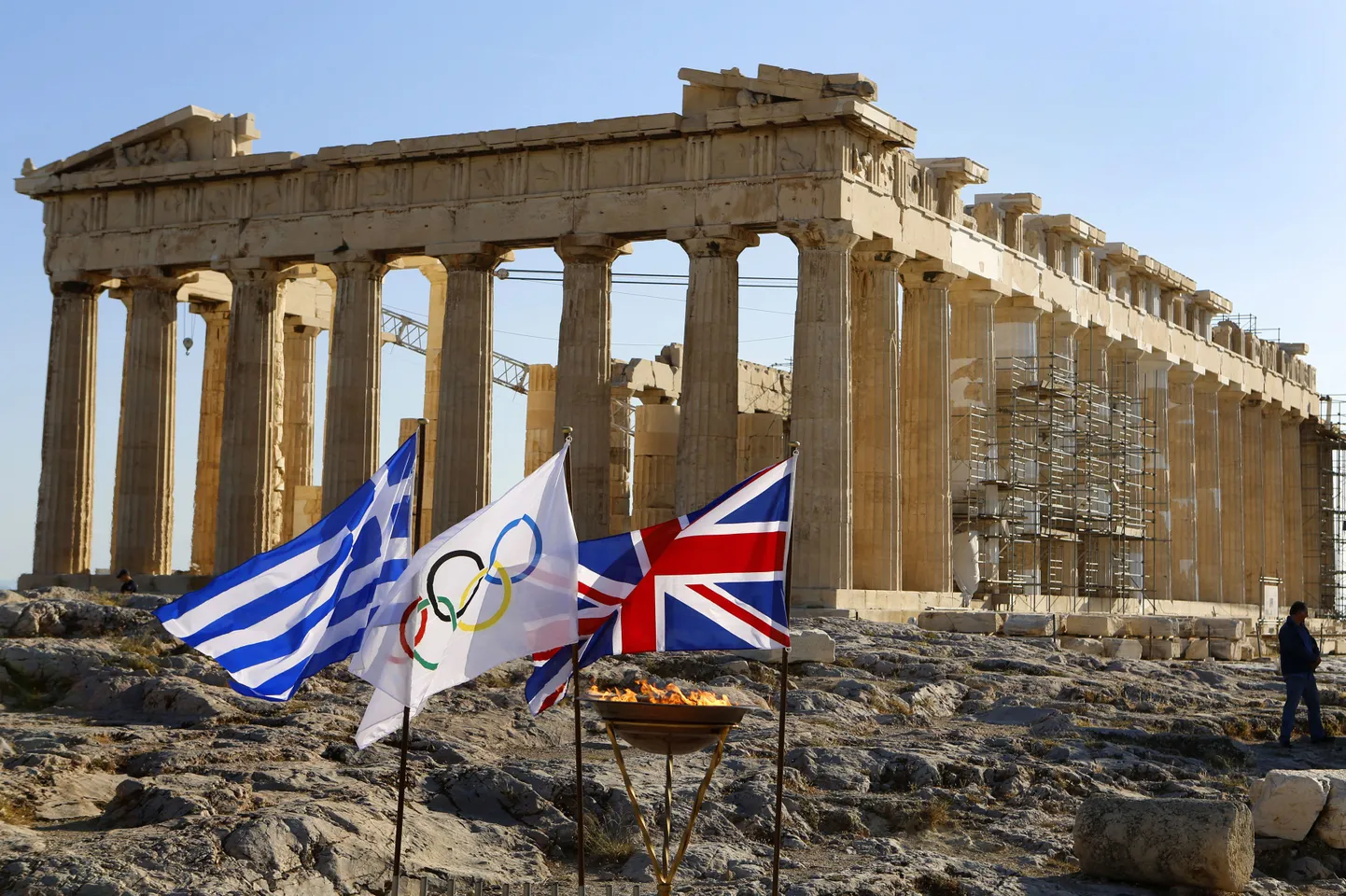 Suurbritannia lipp kõrvuti Kreeka ja olümpiamängude lipuga.