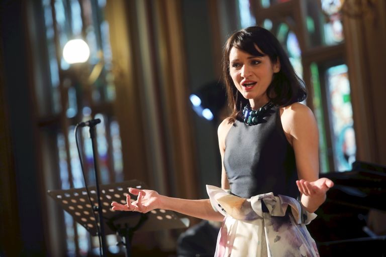 Dziedātāja Jolanta Strikaite uzstājas gada balvas kultūrā "Baltais zvirbulis" pasniegšanas ceremonijā Rīgas kultūras un tautas mākslas centrā "Mazā ģilde" 2019. gadā.