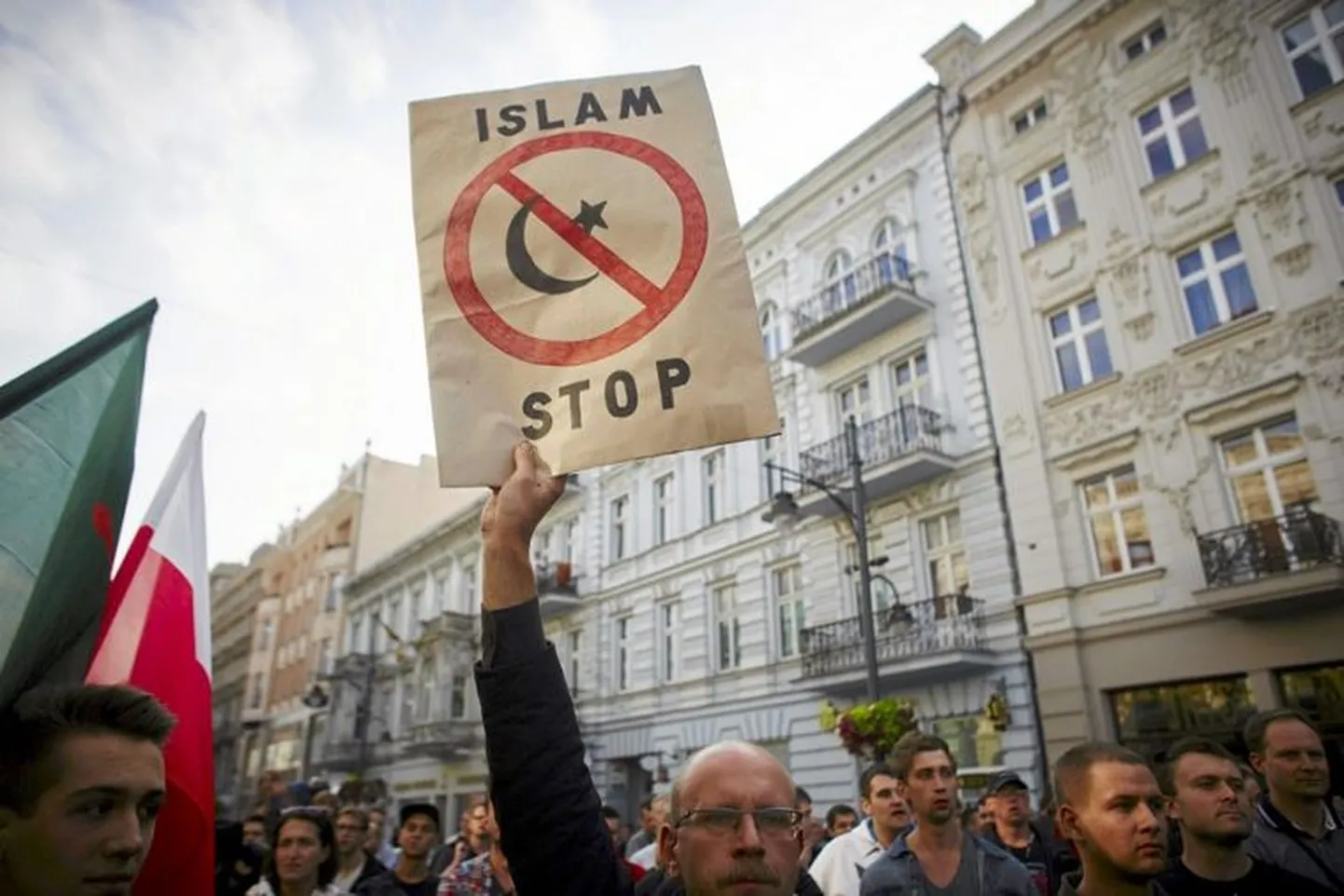 Poolakad moslemite sisserände vastu meelt avaldamas.