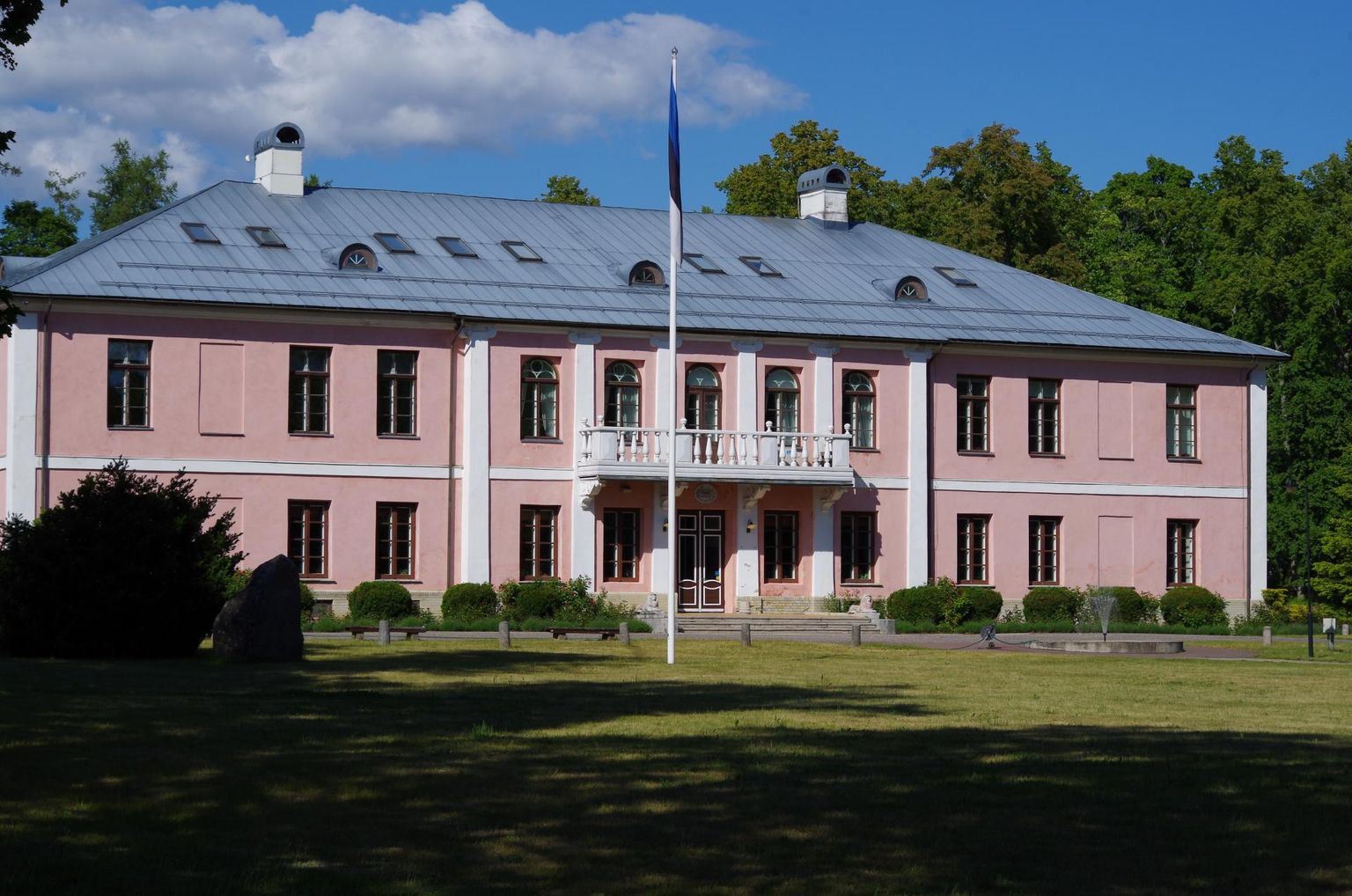 Kaunist Tõsta­maa mõisa ning seda ümbritsevat parki ja kõrvalhoonet hoiab elus tuntud Tõstamaa mõisakool, kus on sisse seatud ka väike ­muuseum.

 