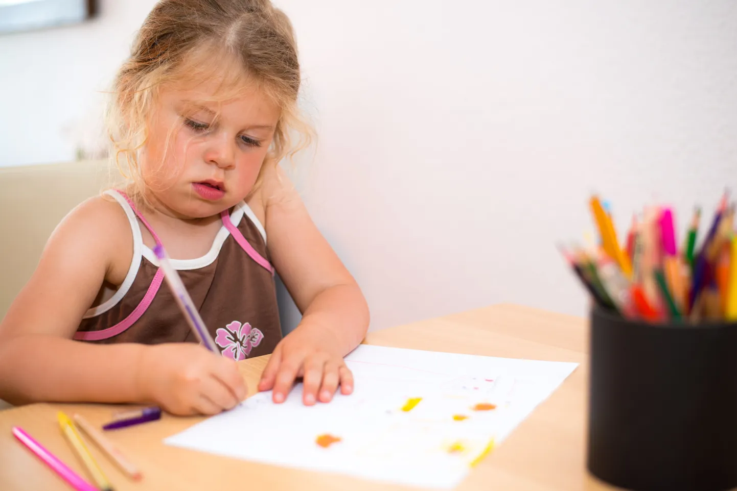 Lasteaias peab saama laudu laste suuruse järgi reguleerida.