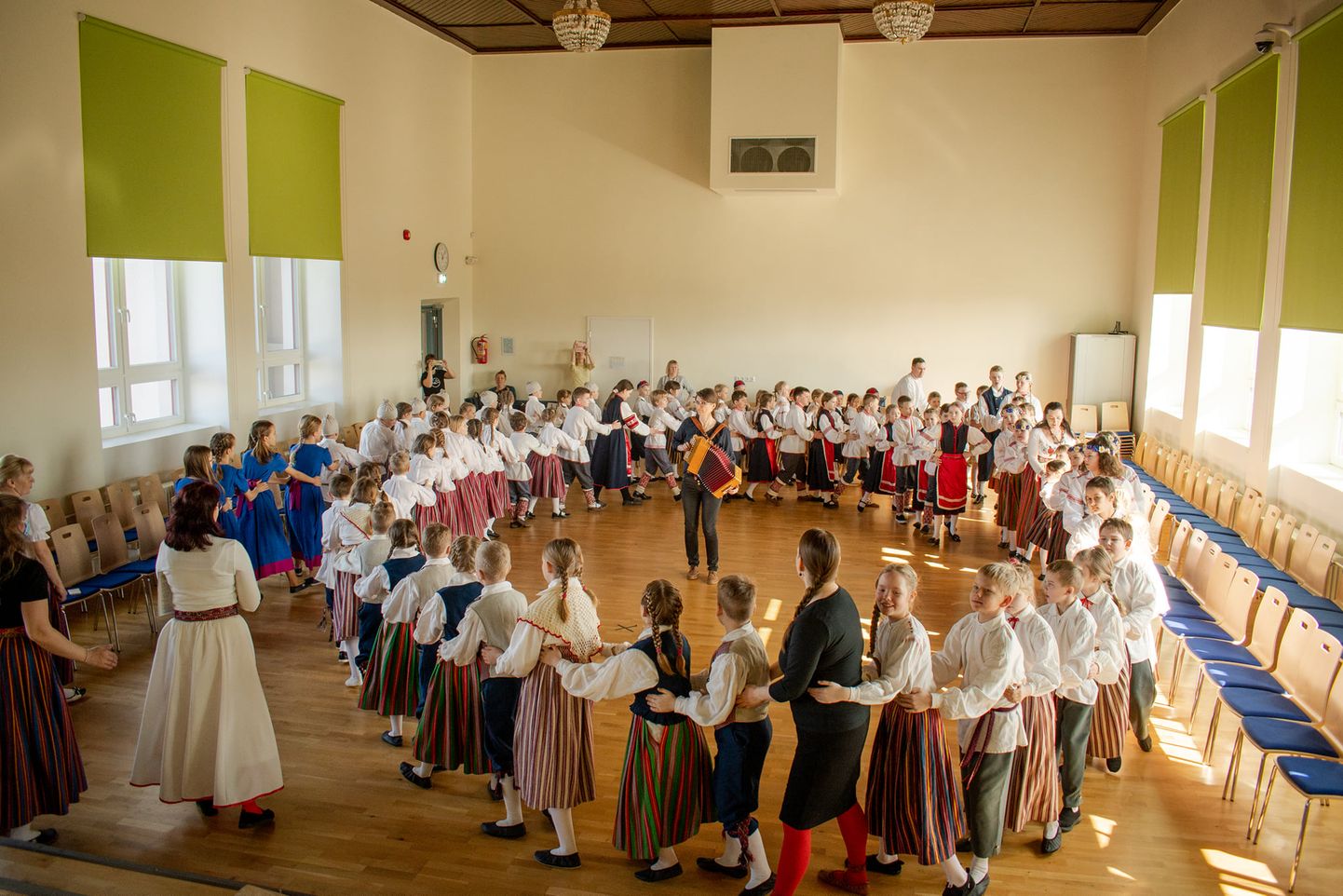 Võru maakonna laste folklooripäev toimus seekord 25. märtsil Võru Kesklinna koolis.