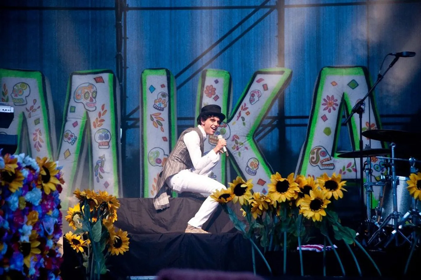 Värvilise kuvandiga poplaulja Mika suutis üleeilsel Tallinna kontserdil publiku eufooriasse viia.