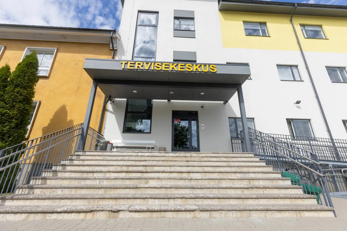 Abja-Paluoja tervisekeskuses tegutsevad lisaks perearstidele õendushaigla, kiirabi ja valla hariduse tugispetsialistid.