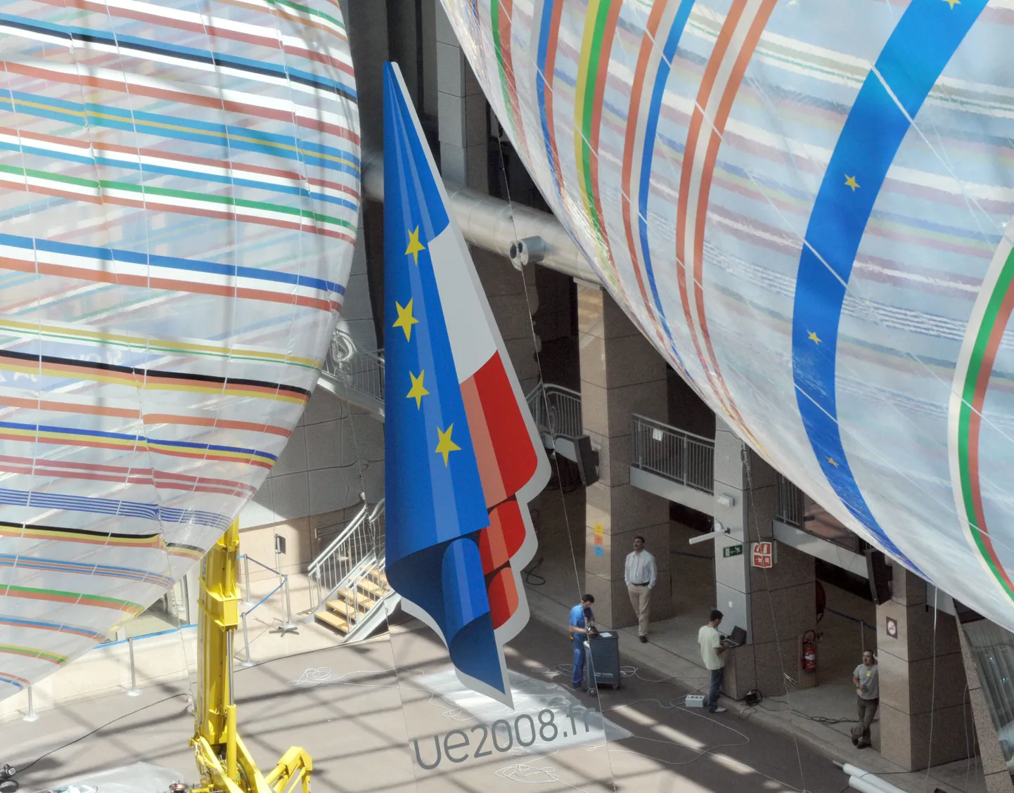 Euroopa Liidu nõukogu sisehoovi uute kaunistuste ülespanek enne Prantsusmaa eesistumisperioodi algust Brüsselis.