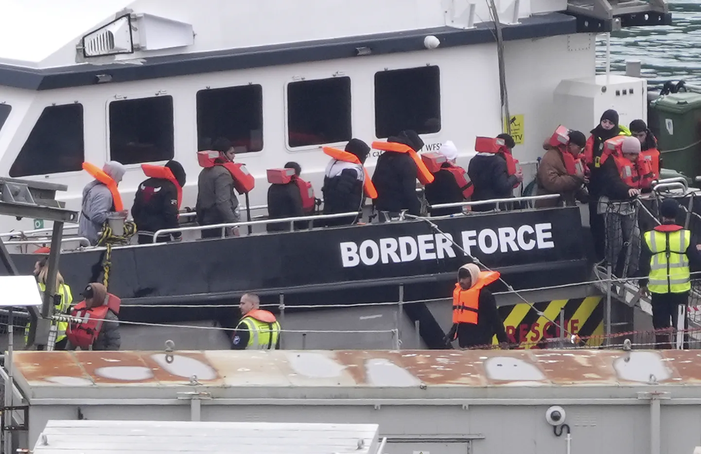 Briti piirivalve toimetab Doveris kaldale La Manche’i väinalt päästetud migrante.
