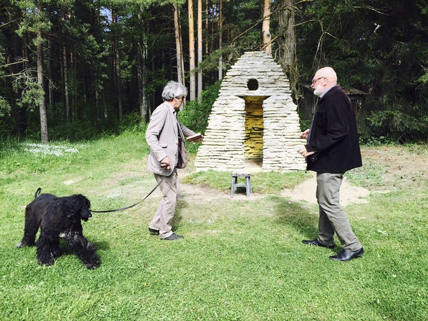 Teet Veispak (vasakul), koer Nero ja Jüri Ojaver Edvard Munchi poolt inspireeritud kolmemõõtmelise taiese ees.