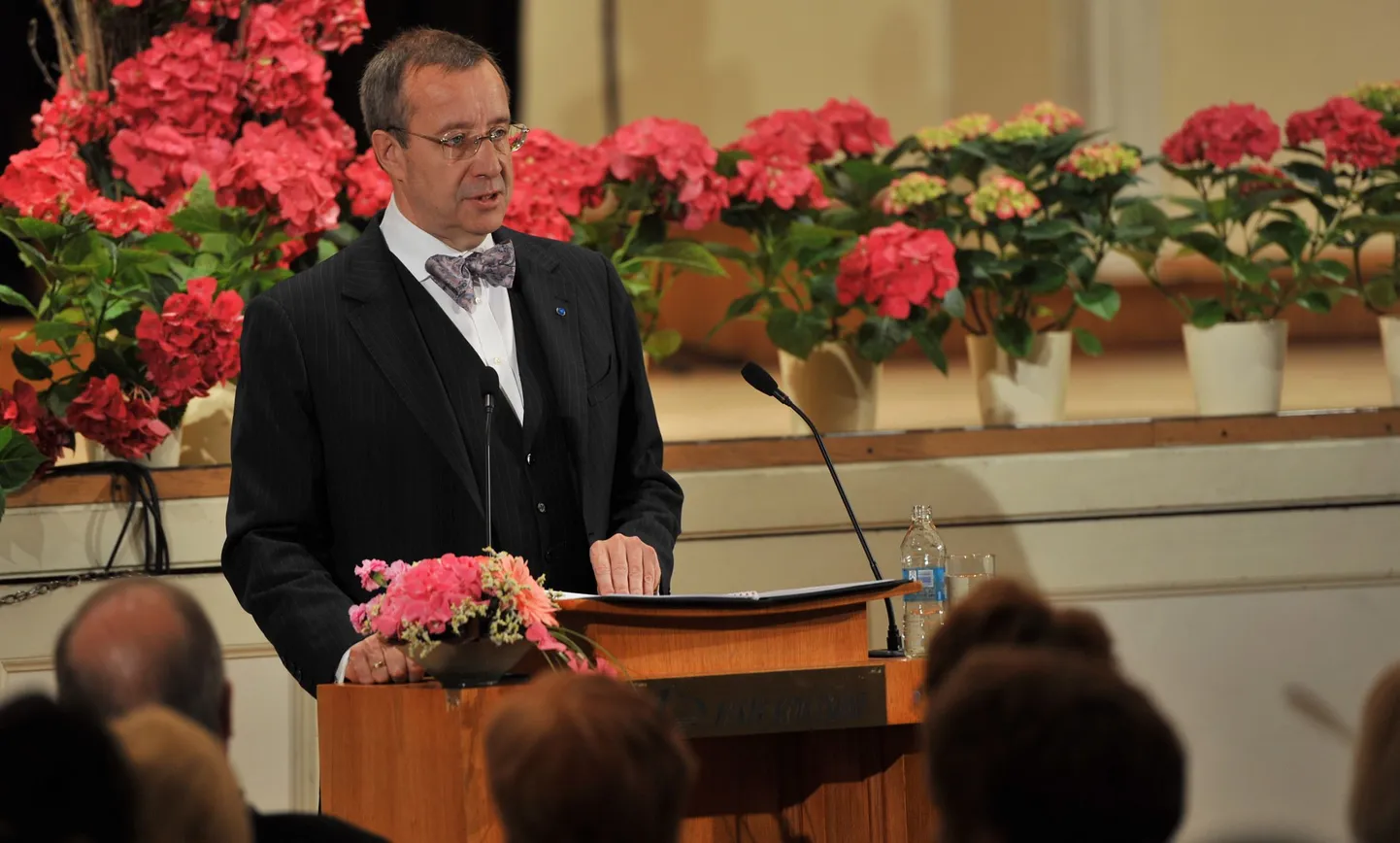 Vabariigi president Toomas Hendrik Ilves tuletas tänasel emadepäeva aktusel Estonia kontserdisaalis meelde, et kahekesi ja koos tehtud töö hoiab kulumast nii kaasat kui suhet ning kutsus kõiki isasid ja mehi ja poegi üles pühendama kasvõi pool tundi nädalas rohkem kodutöödele, et tasandada ebavõrdsust selles valdkonnas.