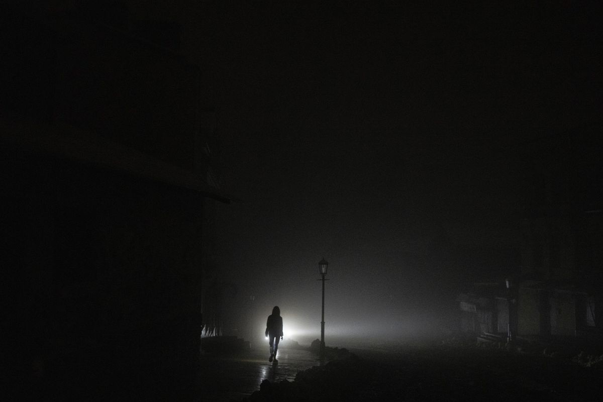 Naine kõnnib tänaval Kiievi kesklinnas, mis jäi ilma elektrita 24. novembril peale Vene armee raketirünnakut.