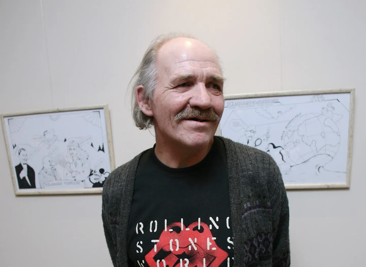 Andres Ader oma näituse avamisel 4. veebruaril 2011 Tartu ülikooli raamatukogu kohvikus.