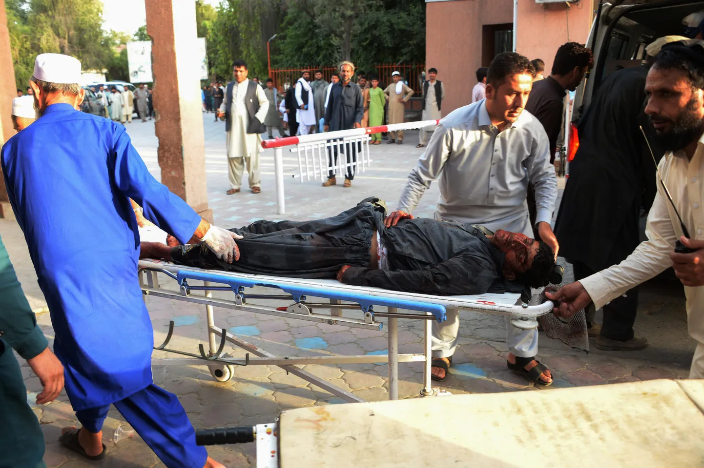 Afganistani vabatahtlikud kannavad haavatuid ja surnuid haiglasse.