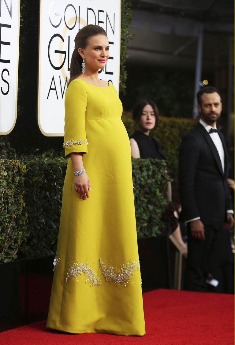 Keegi ei peida enam beebikõhtu tumedate toonidega, Natalie Portman särab päikeselises Prada kleidis ja näitab maailmale uhkusega oma õnnelikku ooteaega. / Scanpix
