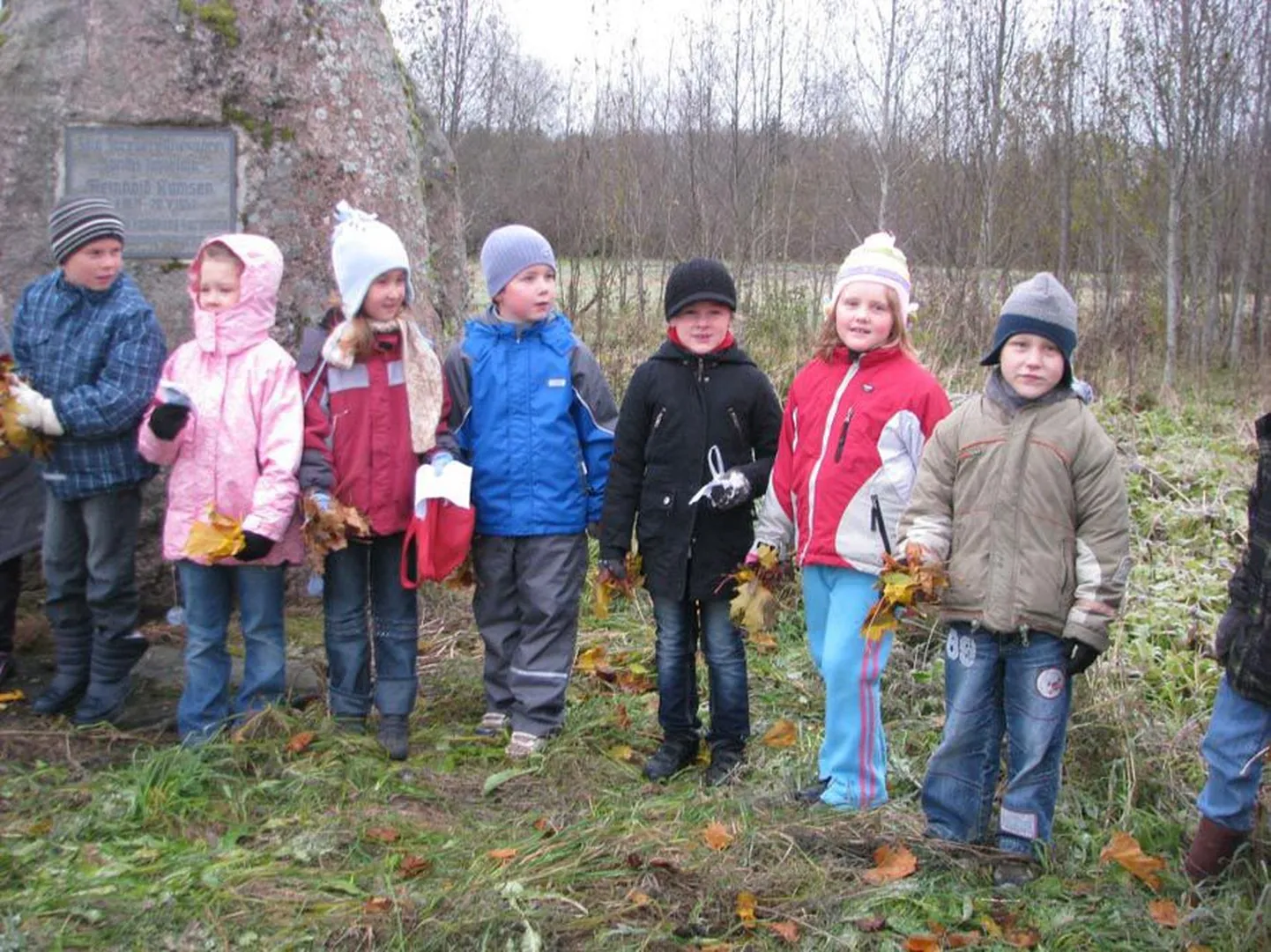 Igal aastal oktoobris Reinhold Kamseni sünniaastapäeval loevad tema sünnikodu tähistava kivi juures luuletusi Imavere põhikooli ja lasteaia lapsed. Pildil teeb seda esimene klass.