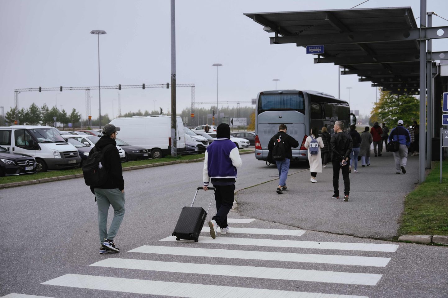Inimesed kõnnivad passikontrolli Vaalimaa kontrollpunktis Soome-Venemaa piiril.