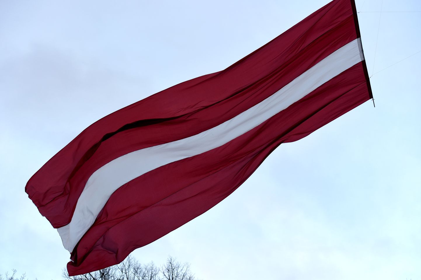 Latvijas valsts karogs pie Brīvības pieminekļa.