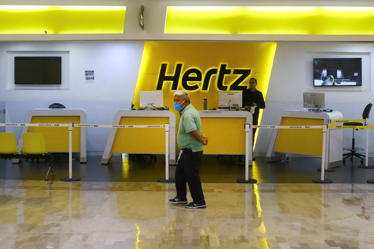 Reisija möödumas autorendifirma Hertz letist Benito Juareze lennuväljal Mexico Citys.
