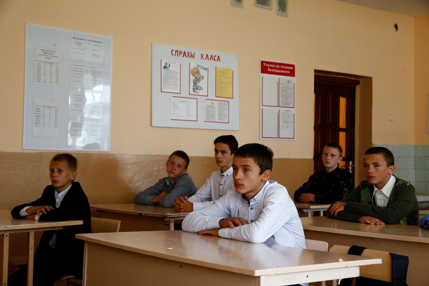 Venemaa ja Valgevene ametnikud jõudsid üksmeelele, et õige ajalookäsitlus ja ideoloogia algab koolist. Pildil Valgevene koolipoisid Sudkovo külas.