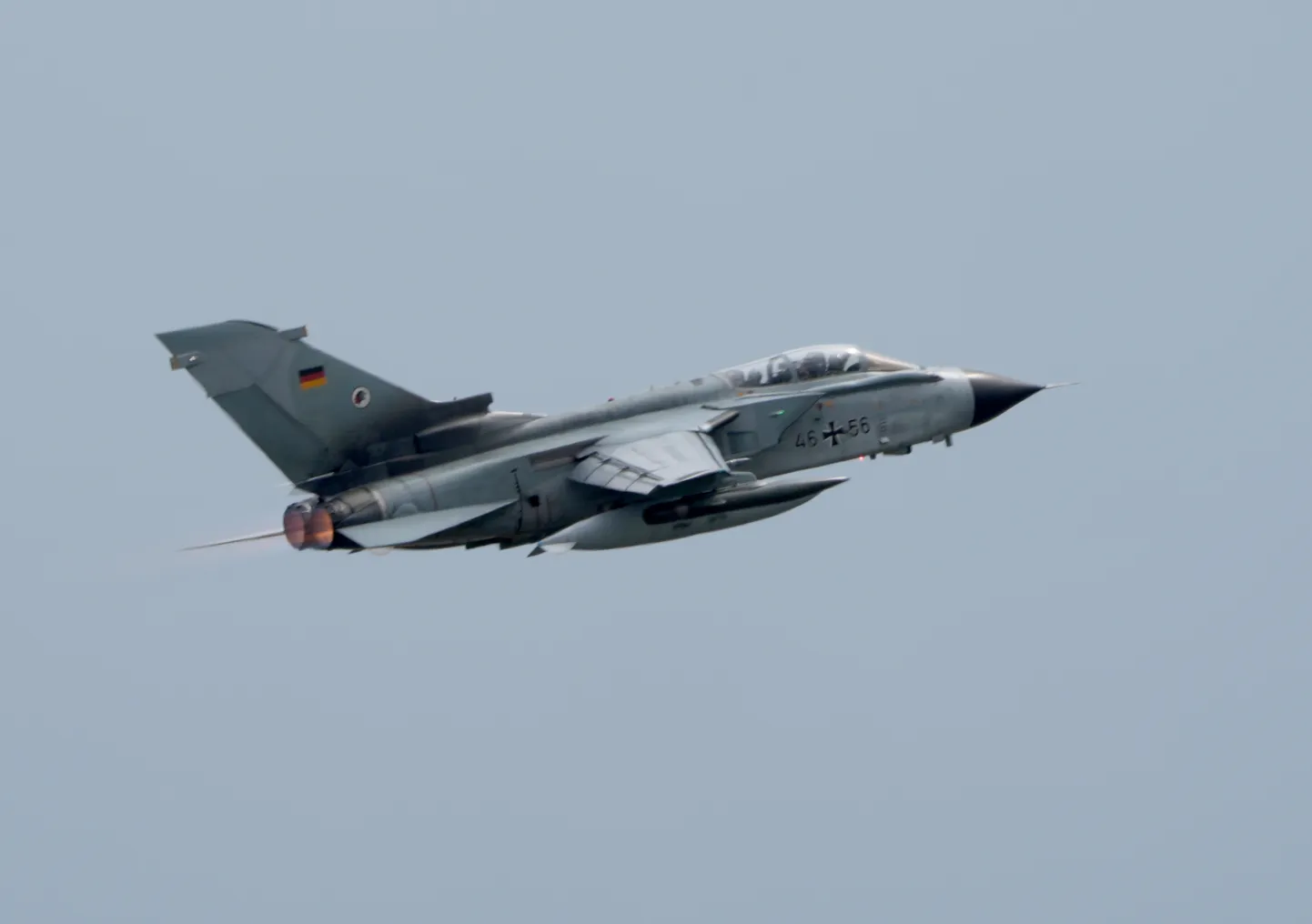Saksamaa hävitaja Tornado kõhu all nähti USA kohal päris ehtsana tunduvat tuumapommi. Harjutati, et sellega manööverdamise oskused rooste ei läheks. Pilt on illustreeriv.