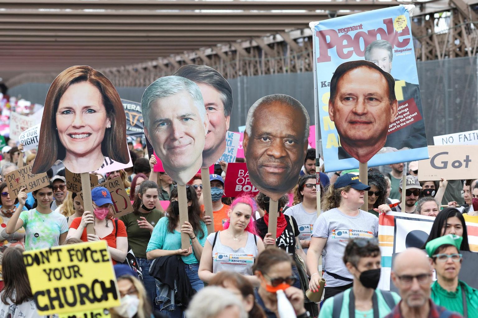Meeleavaldajad New Yorgis konservatiivseid ülemkohtu kohtunikke kujutavate plakatitega.