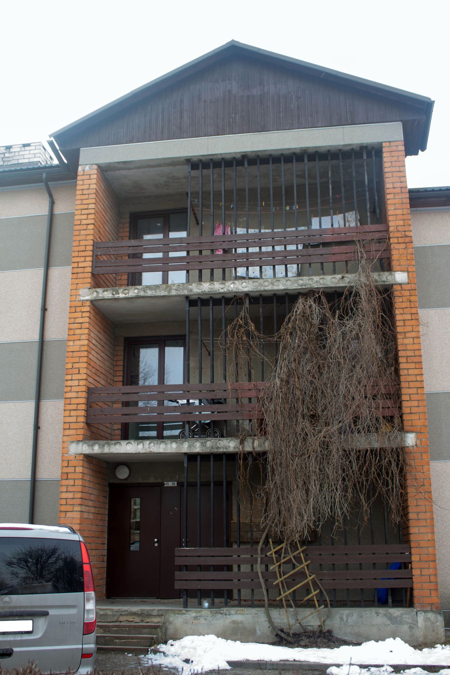 Neljapäeval sai politsei teate, et Valgas on Karja tänava kortermaja teise korruse rõdult alla kukkunud 10kuune laps.
