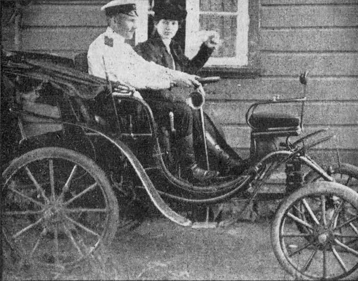 Tallinna esimese autoomaniku kapten Fjodorovi 1902. aastal Peterburist ostetud Clément-Panhard. Roolis Julius Johanson. / Foto: