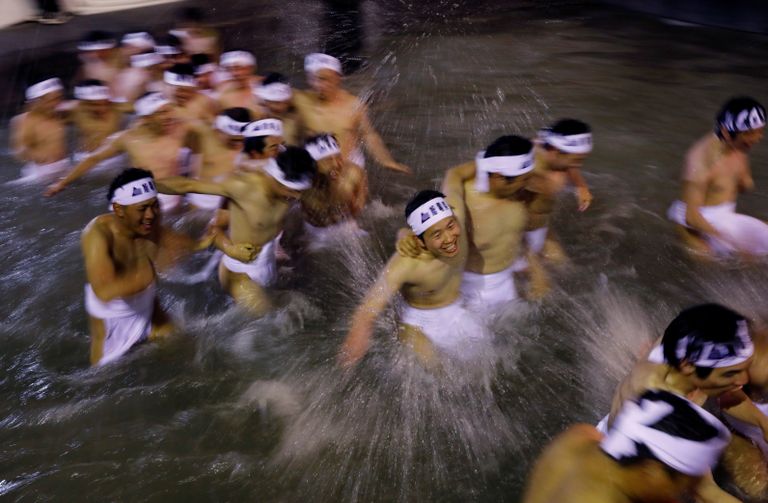 Niudevöödega Jaapani mehed puhastamas end Okayama lähedase templi veekogus enne õnnetoovat rituaali.