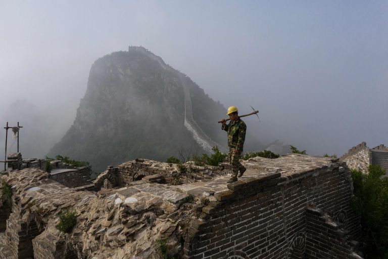 Tooline jalutab kirka õlal mööda Hiina müüri ning kontrollib tehtud tööd. 