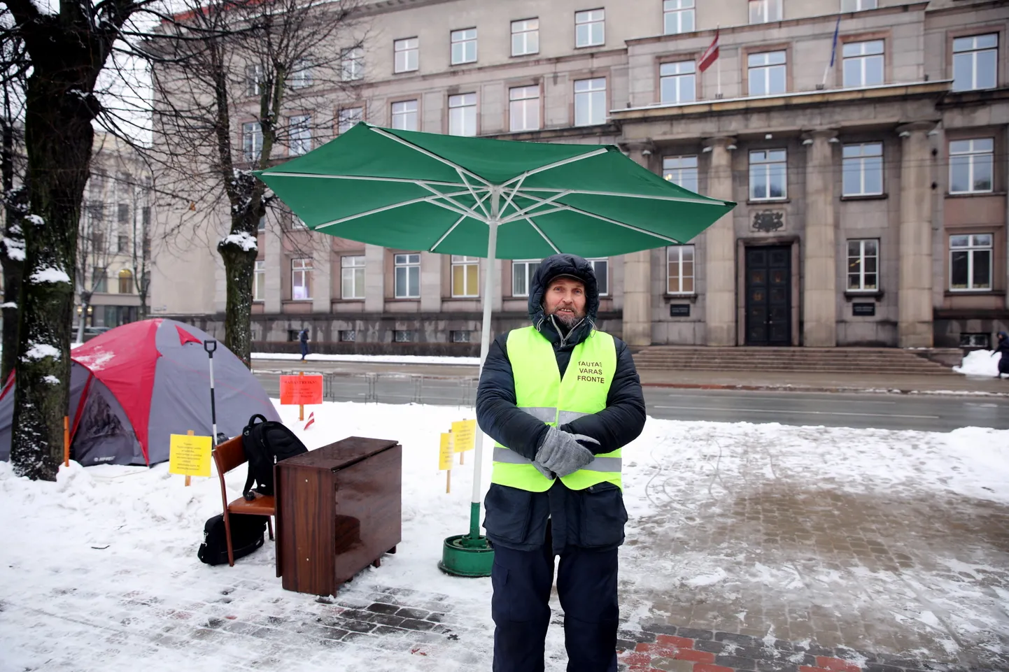 Latvijas Republikas pilsonis Ainārs Kadišs pie Ministru Kabineta ēkas uzsācis nepārtrauktu badastreiku.