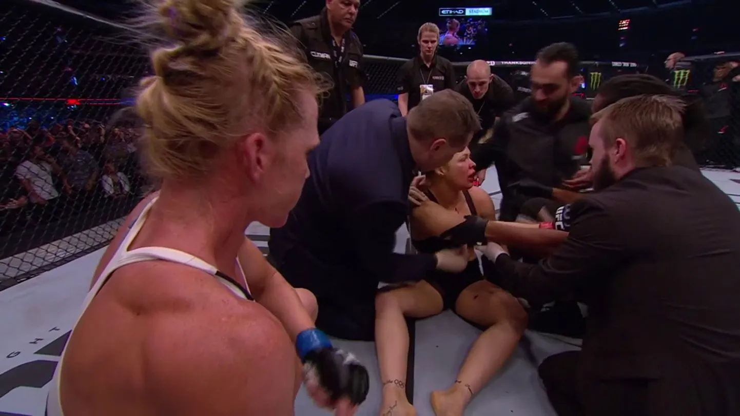 Holly Holm (vasakul) on nokauteerinud Ronda Rousey.