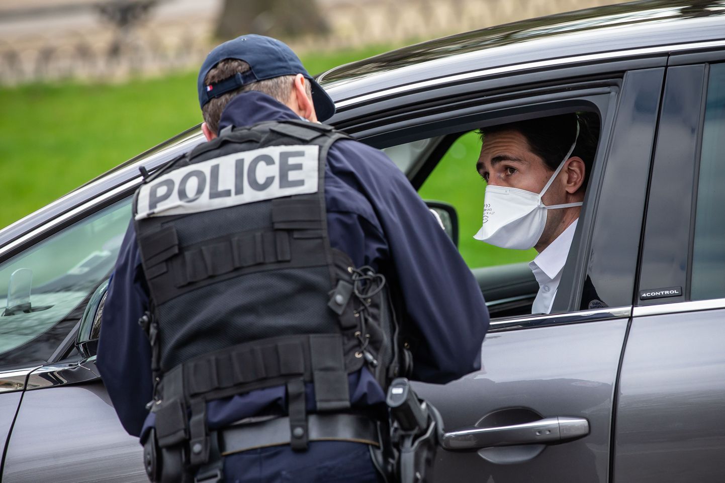 Полицейский в центре Парижа проверяет водителя.