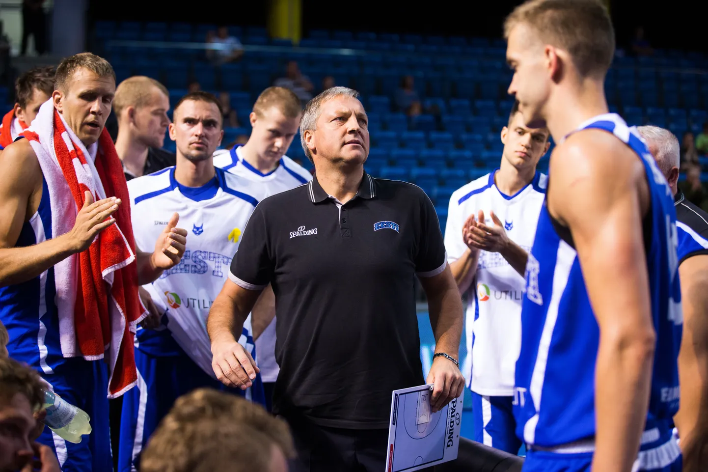 Eesti korvpallikoondise peatreeneril Tiit Sokul (keskel) on nädal enne EMi mõtteainet küllaga.