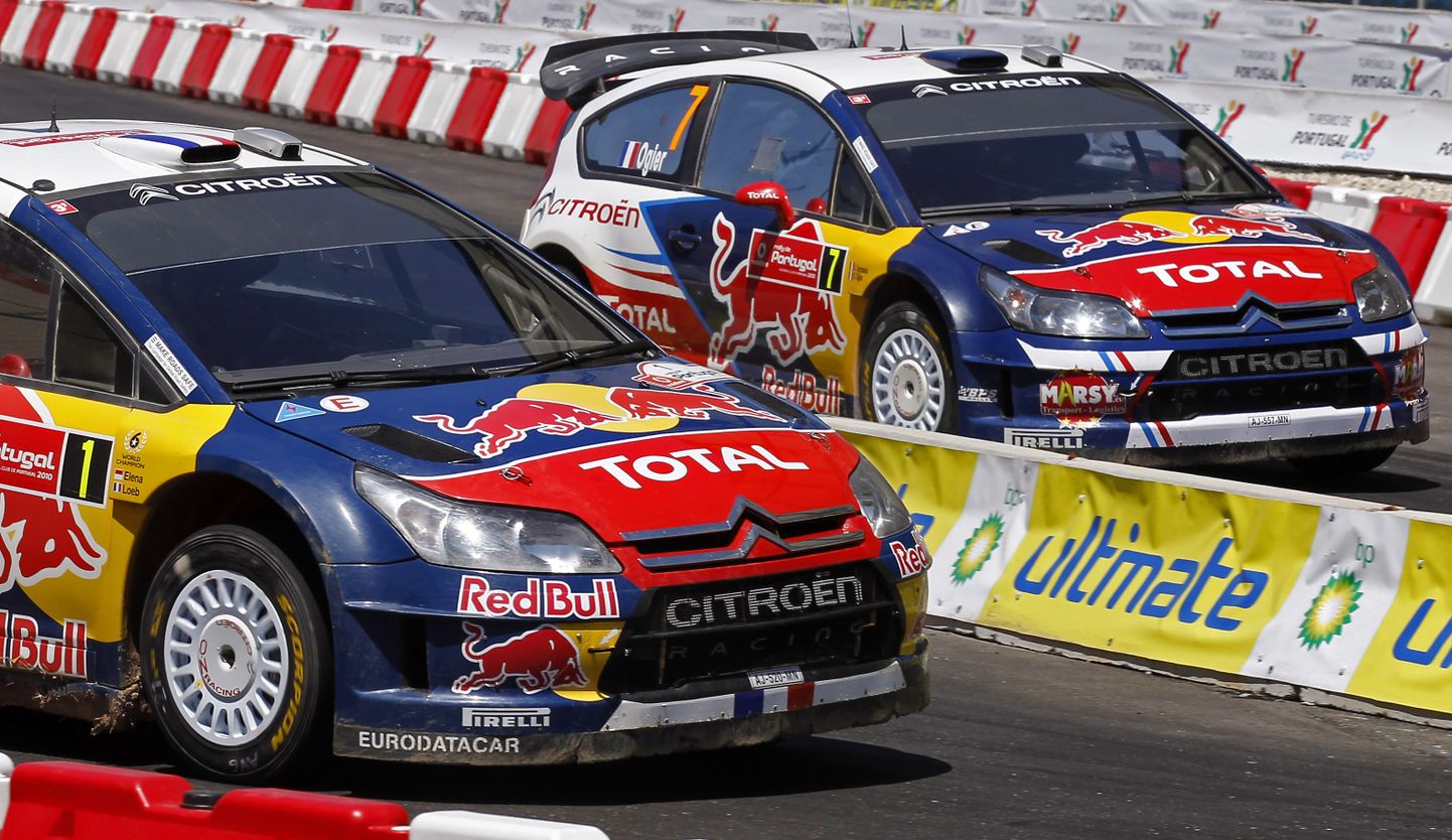 Aasta oli 2010 – Sébastien Loeb (esiplaanil) oli juba kuuekordne maailmameister, Sébastien Ogier kuulus alles Citroëni juuniortiimi, kuigi kihutas samuti C4 WRC masinal. Pilt on tehtud Portugali rallil, mis oli Ogier’le karjääri esimene WRC-etapivõit. Loeb lõpetas 7,9 sekundi kaugusel teisena.