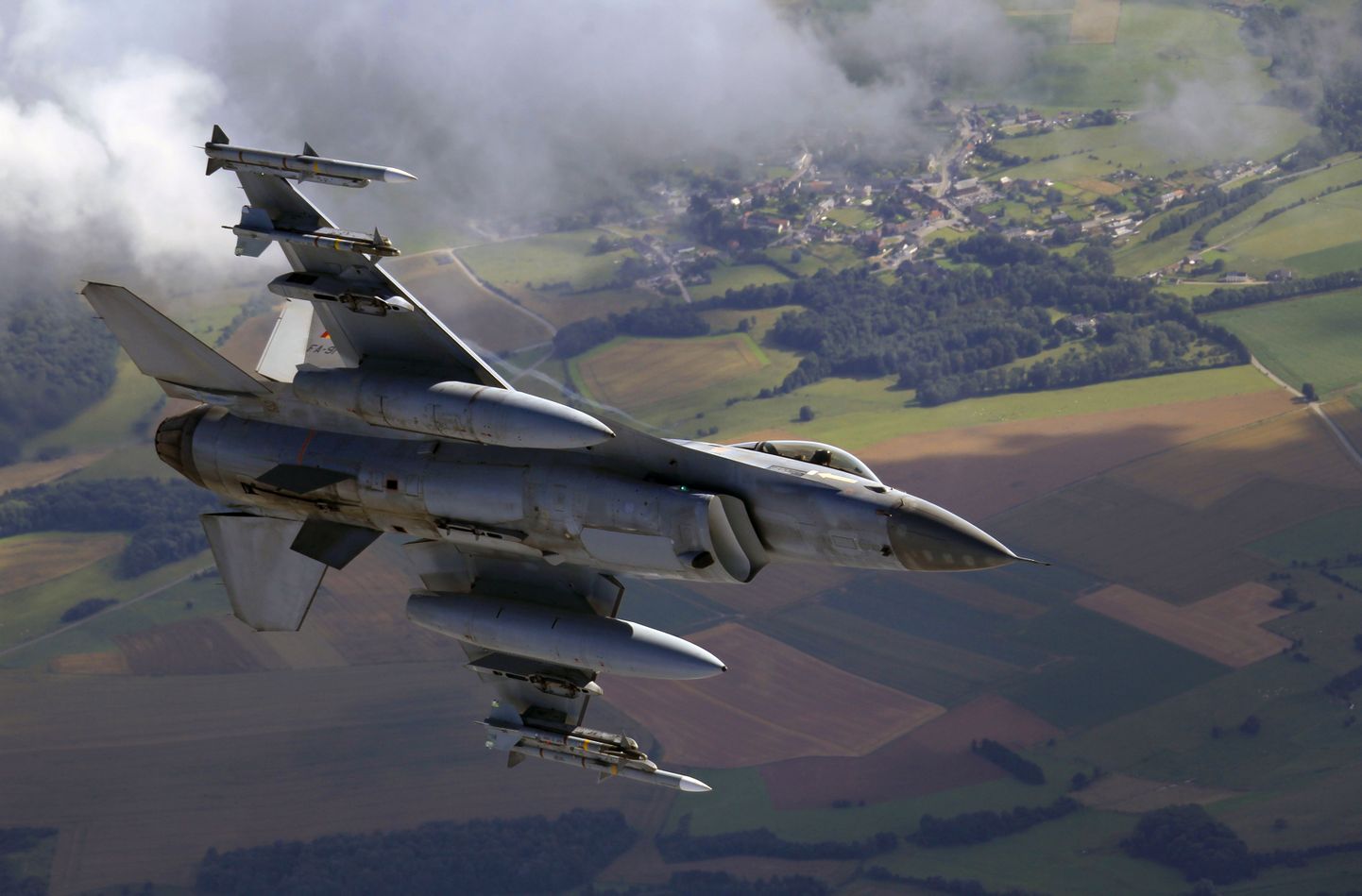 A Belgian Air Force F16 fighter aircraft flies over Belgium July 19, 2012, during a rehearsal for the country's National Day traditional military parade. Belgium will celebrate its 182nd anniversary of independence on National Day on July 21. REUTERS/Yves Herman (BELGIUM - Tags: MILITARY POLITICS)