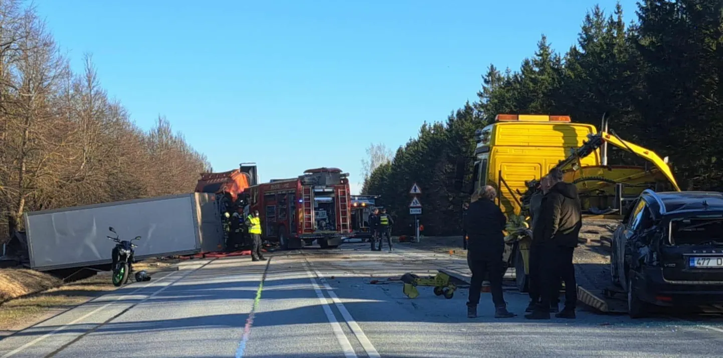 Tallinna–Pärnu maanteel Ares põrkasid kokku kolm autot. Õnnetus sulges tee, politsei asus kohapeal liiklust ümber suunama.